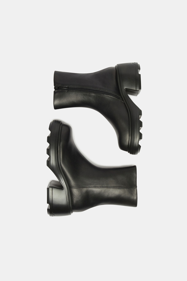 세련된 룩을 완성하는 Duggy 앵클 부츠(블랙)입니다. 소가죽 소재로 제작되어 고급스러움을 더하며, 7cm 청키힐이 다리가 길어 보이는 효과를 선사합니다. 라운드 앞코 디자인과 슬립온 스타일로 편안한 착용감을 제공하며, 가을/겨울 출근룩에 클래식, 미니멀, 시크한 분위기를 더해줍니다. IP 소재 창을 사용하여 접지력이 우수하고, 경량으로 활동성이 뛰어나며, 데일리 부츠로 손색없습니다.
