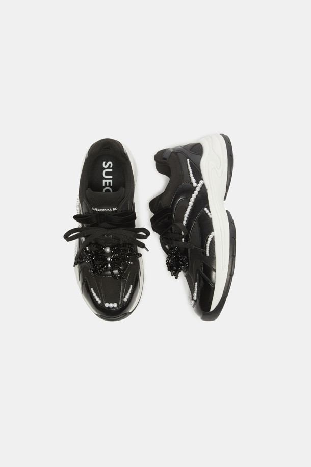 딜라이트 스니커즈(블랙)는 여성용으로, 캐주얼하고 스포티한 스타일을 연출하기에 좋습니다. 사계절 내내 활용 가능한 합성가죽 소재의 라운드 앞코 디자인이며, 플랫 굽으로 편안함을 더했습니다. 블랙 컬러에 무지 패턴으로 어떤 옷에도 쉽게 매치할 수 있으며, 끈으로 발을 안정적으로 잡아줍니다. 비즈와 진주 장식, 유광 소재가 페미닌한 무드를 더하고, 동네 마실룩이나 산책룩에 잘 어울립니다.
