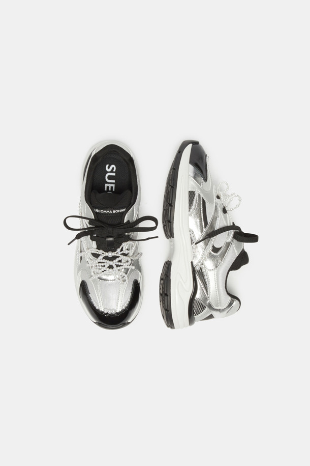 딜라이트 스니커즈(실버)는 여성스러운 무드를 연출하는 캐주얼 운동화입니다. 은은하게 빛나는 유광 소재와 라운드 앞코 디자인으로 편안하면서도 세련된 스타일을 완성합니다. 일상, 캐주얼 룩에 매치하기 좋으며, 봄, 여름, 가을 계절에 활용할 수 있습니다. 끈으로 조절하는 로우탑 디자인에 비즈 장식과 진주 오너먼트가 포인트로 더해져 스포티하면서도 페미닌한 매력을 줍니다. 동네 마실룩이나 산책룩에 가볍게 착용하여 스타일리시함을 더해보세요.
