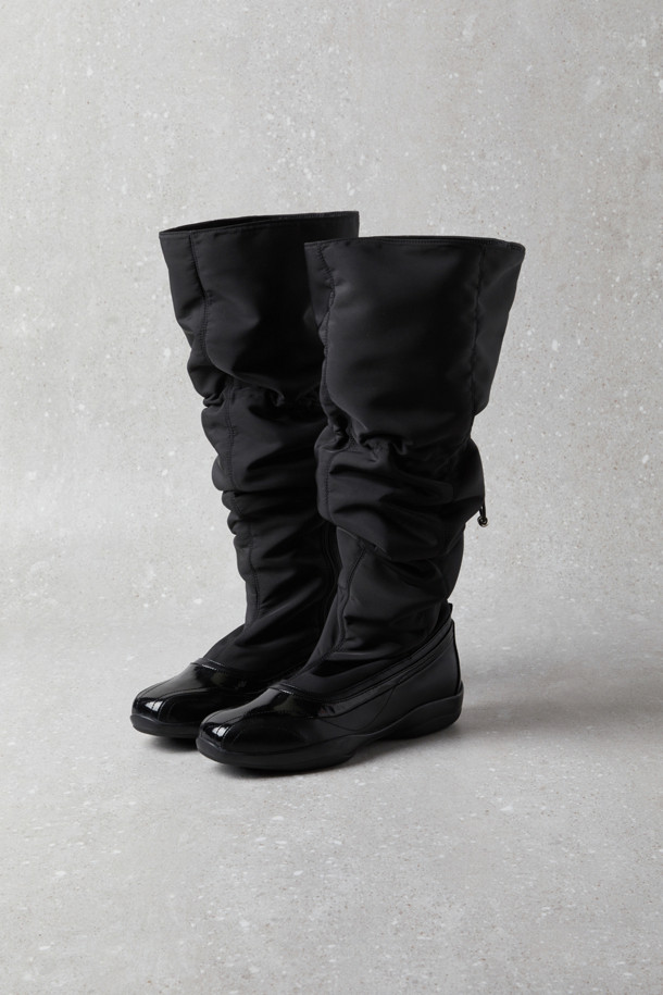 Fev_Comfy 무릎 높이 슬라우치 부츠(블랙)는 가을과 겨울에 어울리는 여성용 부츠입니다. 라운드 앞코에 합성가죽 소재로 제작되었으며, 로우힐 굽으로 편안한 착화감을 선사합니다. 무지 패턴의 블랙 컬러로 출근룩, 모임룩 등 다양한 TPO에 활용 가능하며, 클래식, 미니멀, 시크 스타일을 연출하기 좋습니다. 슬라우치 디자인과 내측 지퍼, 후면 스트링 조절 기능으로 편안하고 가볍게 착용할 수 있으며, 컴포트 스타일을 추구하는 분들께 추천합니다.
