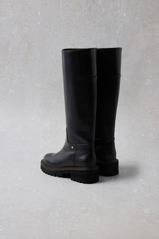 Fev_Young muze 롱부츠(블랙)는 여성용 롱부츠로, 가을과 겨울에 데일리룩을 완성하는 데 적합합니다. 미니멀하고 시크한 스타일을 추구하는 분들께 추천하며, 소가죽 소재로 제작되어 고급스러운 착용감을 선사합니다. 블랙과 브라운 두 가지 색상으로 출시되었으며, 볼드한 아웃솔과 러기드 아웃솔, 불꽃 참 장식이 포인트입니다. 미끄럼 방지 기능이 있어 안정적인 착용이 가능하며, 무지 디자인으로 다양한 스타일에 매치하기 용이합니다.
