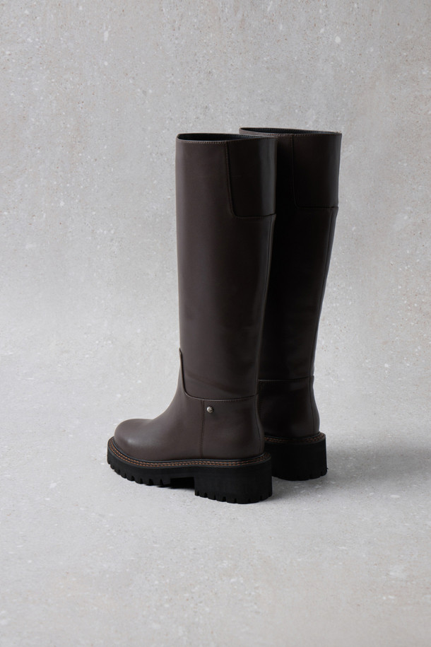 Fev_Young muze 롱 부츠 (브라운)는 소가죽 소재의 여성 롱 부츠입니다. 라운드 앞코와 플랫 굽으로 편안한 착용감을 제공하며, 가을, 겨울철 데일리룩, 산책룩, 모임룩에 잘 어울립니다. 미니멀한 디자인에 러기드 아웃솔, 미끄럼 방지 기능이 더해져 실용성을 높였습니다. 롱 부츠 탑라인에 불꽃 참 장식이 포인트로 더해져 클래식, 미니멀, 캐주얼 스타일을 연출할 수 있습니다.
