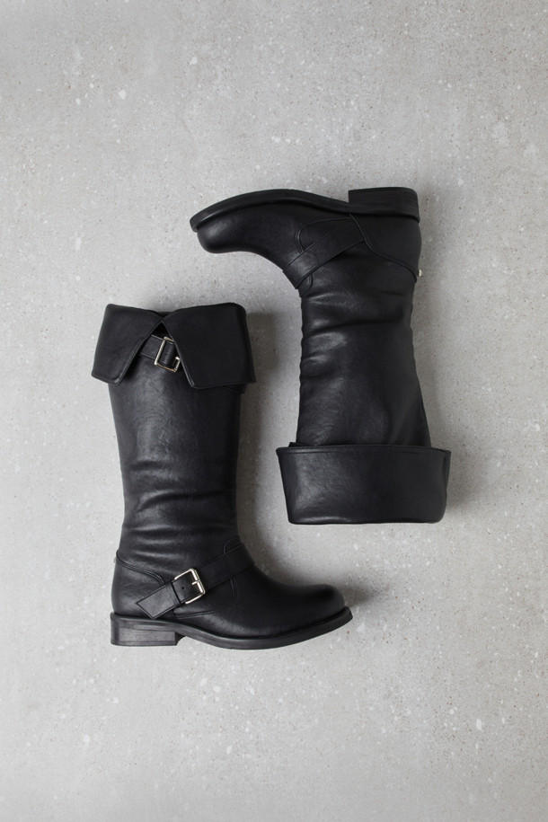 Fev Comfy (페브 컴피) 버클 슬라우치 부츠(블랙)는 라운드 앞코에 중간 굽, 통굽 디자인으로 편안함을 강조한 여성 부츠입니다. 라미네이팅 가죽 소재에 은은한 광택이 고급스러움을 더하며, 상단과 발등의 메탈 버클 장식이 시크한 포인트를 더합니다. 슬라우치 탑라인으로 다리가 더욱 슬림해 보이는 효과를 주며, 필요에 따라 접어서 미디 부츠로도 활용 가능합니다. 데이트룩, 모임룩 등 다양한 TPO에 클래식, 미니멀, 시크한 스타일을 연출하기 좋습니다. 블랙 컬러의 무지 디자인으로 어떤 옷에도 쉽게 매치하여 스타일리시한 룩을 완성할 수 있습니다.
