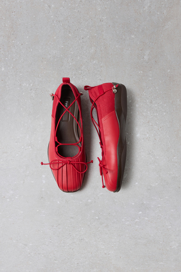 Fev(페브) Comfy 발레 스니커즈(레드)는 여성 고객을 위한 신발입니다. 라운드 토우 디자인에 메시 소재를 사용하여 봄, 여름, 가을 계절에 시원하고 편안하게 착용할 수 있습니다. 플랫 굽으로 편안함을 더했으며, 스트링으로 발을 감싸는 로우탑 디자인입니다. 발레슈즈 스타일로, Fev 심볼 참 장식과 힐 탭 디테일이 돋보이며, 쿠션 인솔로 편안한 착화감을 선사합니다. 데이트룩, 동네 마실룩, 카페룩 등 다양한 TPO에 걸리시, 미니멀, 클래식 스타일을 연출하기 좋습니다.
