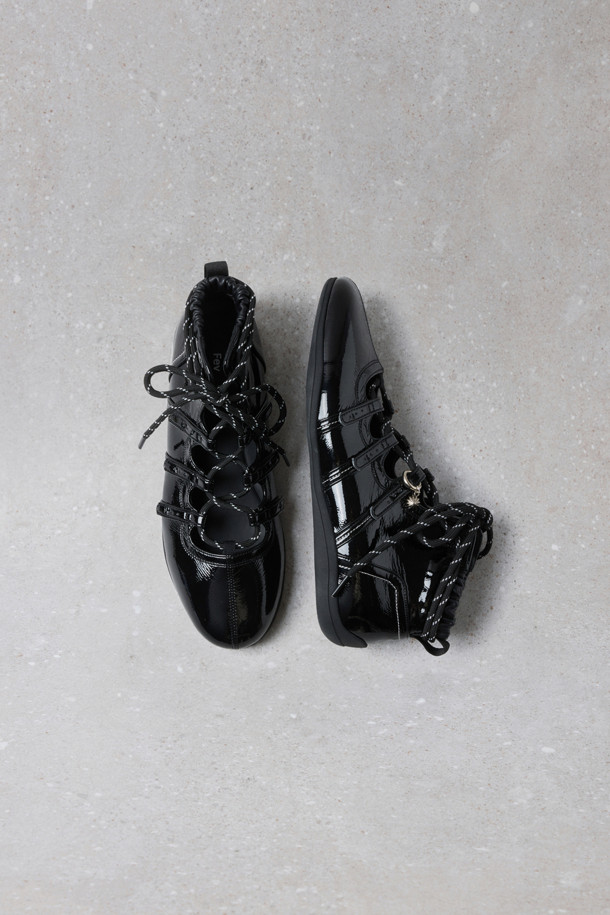 Fev_Comfy highline flat(블랙)은 여성스러운 스타일을 완성하는 플랫슈즈입니다. 블랙 컬러의 에나멜 소재로 제작되어 글로시한 텍스처를 자랑하며, 라운드 토 디자인으로 편안함을 더했습니다. 발목을 감싸는 탑라인과 3줄 스트랩 디테일이 돋보이며, 뒤꿈치 밴딩 처리로 안정적인 착용감을 선사합니다. 레이스업 또는 스트랩 방식으로 신발 끈을 묶을 수 있으며, 리본 브로치 또는 금속 장식으로 포인트를 줄 수 있습니다. 데이트룩, 쇼핑룩, 카페룩 등 다양한 TPO에 클래식, 미니멀, 걸리시 스타일을 연출하기 좋습니다.
