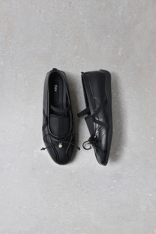 Fev_Comfy flat(블랙)은 여성스러운 무드를 연출하는 데일리 플랫 슈즈입니다. 부드러운 합성가죽 소재로 제작되었으며, 라운드 앞코와 메리제인 탑라인, 밴딩 스트랩 디자인으로 편안한 착용감을 선사합니다. 플랫 굽과 쿠션 인솔로 장시간 착용에도 발의 피로감을 덜어줍니다. 리본, 참 장식, O링 금속 장식으로 포인트를 더해 페미닌한 스타일을 완성하며, 데이트룩, 동네 마실룩, 카페룩 등 다양한 TPO에 활용할 수 있습니다. 클래식하고 미니멀한 스타일을 선호하는 분들께 추천합니다.

