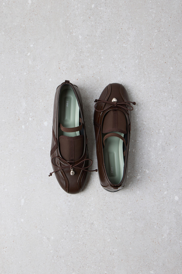 Fev_Comfy 플랫(브라운)은 여성스러운 무드와 캐주얼 스타일을 동시에 연출할 수 있는 플랫슈즈입니다. 밴딩 스트랩과 메리제인 탑라인 디자인으로 편안한 착용감을 선사하며, 리본 또는 참(charm) 장식이 포인트로 더해져 세련된 느낌을 줍니다. 쿠션 내장과 경량 설계로 장시간 착용에도 발의 피로감을 덜어줍니다. 데이트룩이나 모임룩, 캐주얼 및 클래식 스타일 모두에 잘 어울립니다. 브라운 컬러의 무지 디자인으로 다양한 의상에 매치하기 용이합니다.
