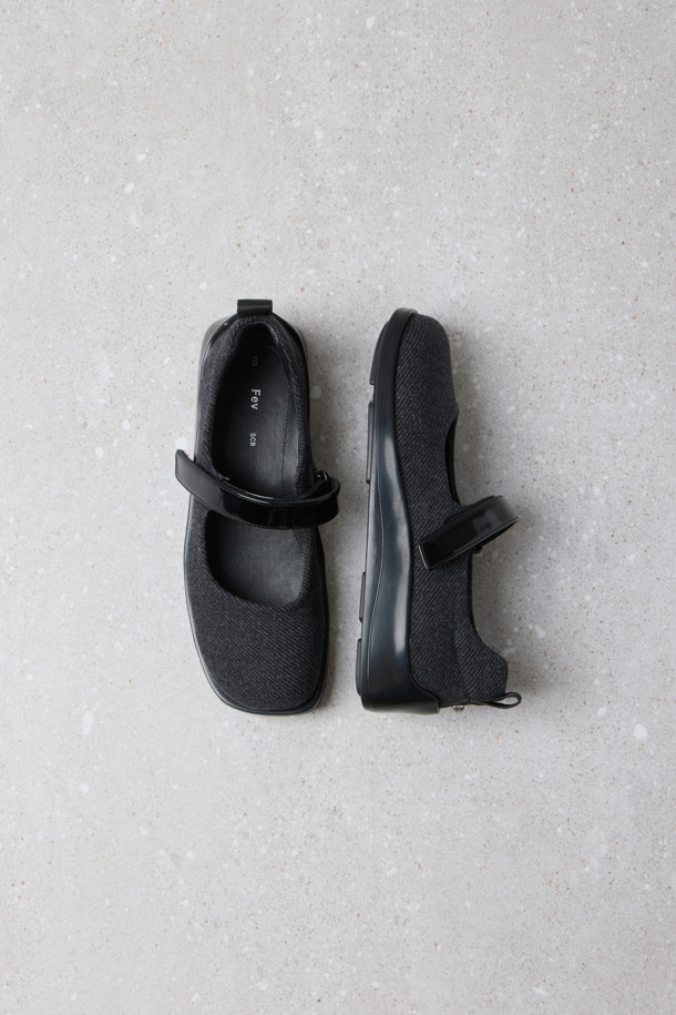 Fev_Young 뮤즈 메리 제인 스니커즈(그레이)는 여성용 메리제인 스니커즈입니다. 라운드 앞코 디자인에 벨크로 신발여밈으로 편안하게 착용할 수 있으며, 일상생활에서 활용하기 좋습니다. 경량 아웃솔과 유광 스트랩이 특징이며, 힐탭의 Fev 심볼 장식으로 포인트를 더했습니다. Fev 신꾸 액세서리를 추가하여 개성을 연출하거나, 리본 브로치로 걸리시한 스타일을 완성할 수도 있습니다. 봄, 여름, 가을 계절에 어울리는 캐주얼, 미니멀, 걸리시 스타일의 신발로 동네 마실룩이나 카페룩에 매치하기 좋습니다.
