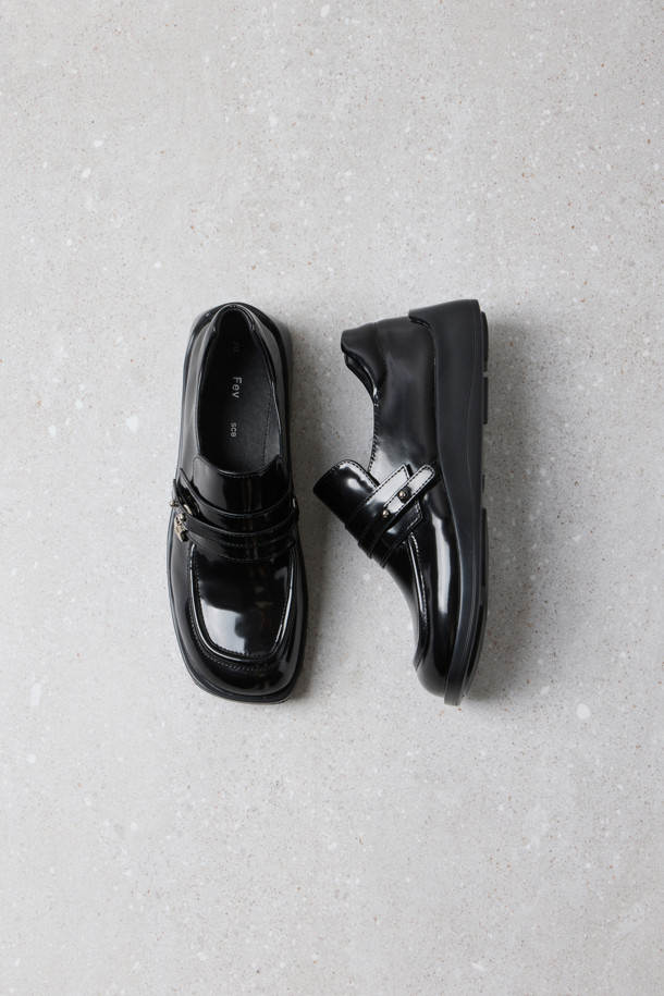 Fev_Young muze 로퍼(블랙)는 여성용 데일리 로퍼입니다. 봄, 가을에 착용하기 좋으며, 라운드 앞코와 플랫 굽으로 편안한 착용감을 제공합니다. 블랙 컬러의 무지 디자인으로, 오피스룩과 모임룩 등 다양한 TPO에 잘 어울립니다. 경량 아웃솔과 금속 장식 포인트가 돋보이며, 스트랩 탈부착 및 리본 브로치 장식으로 클래식하고 미니멀한 스타일을 연출할 수 있습니다. 가볍게 착용 가능한 로퍼를 찾으시는 분들께 추천합니다.
