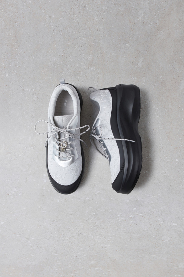 Fev_Foil 플랫폼 스니커즈(실버)는 여성스러운 데이트룩, 쇼핑룩, 카페룩을 위한 캐주얼, 미니멀, 걸리시 스타일의 플랫폼 스니커즈입니다. 실버 컬러에 라운드 앞코, 레이스업 여밈, 로우탑 디자인이 특징이며, 자수 패턴으로 포인트를 더했습니다. 부드러운 어퍼와 슬림한 디자인, 플랫폼 아웃솔이 편안함과 스타일리시함을 동시에 제공합니다. 키높이 효과를 더해 다리가 길어 보이는 효과를 주며, 앞코 러버 디테일과 리본 브로치, 금속 장식으로 개성을 연출할 수 있습니다. 봄, 여름, 가을 계절에 데일리 슈즈로 활용하기 좋습니다.
