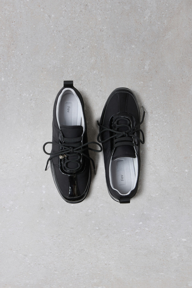 Fev_Foil 스니커즈(블랙)는 여성용 운동화입니다. 부드러운 합성가죽 소재에 라운드 앞코 디자인으로 편안한 착화감을 제공합니다. 무지 패턴에 로우탑 디자인, 레이스업 여밈으로 캐주얼, 미니멀, 클래식 스타일을 연출할 수 있습니다. 쿠션 인솔과 유연한 아웃솔, 힐탭 디테일, 펀칭 및 스티치 디테일이 돋보이며, 슬림한 실루엣으로 동네 마실룩, 산책룩에 적합합니다. 플랫 굽으로 편안함을 더했습니다.
