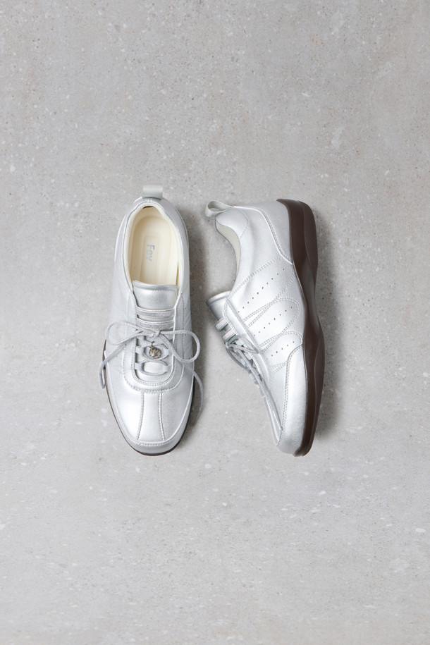 Fev_Foil 스니커즈(실버)는 여성용 신발로, 일상생활에서 편안하게 착용할 수 있는 컴포트 스니커즈입니다. 라운드 앞코와 레이스업 스타일로 디자인되었으며, 로우탑 형태로 발목을 편안하게 감싸줍니다. 실버 컬러의 무지 디자인에 사이드 펀칭 디테일과 스티치 디테일이 더해져 세련된 느낌을 줍니다. 쿠션 인솔과 유연한 아웃솔이 적용되어 편안한 착용감을 제공하며, 플랫 굽으로 활동성을 높였습니다. 동네 마실룩, 산책룩과 같은 캐주얼, 미니멀, 클래식 스타일을 즐겨 입는 분들에게 추천합니다.
