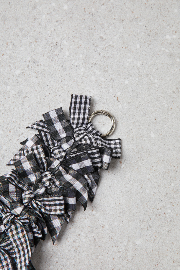 Fev(페브) 리본 브로치_라지(블랙 화이트)는 겹쳐진 리본 디테일이 돋보이는 FEV 시그니처 액세서리입니다. 블랙과 화이트 컬러의 조화로 다양한 룩에 포인트 아이템으로 활용하기 좋습니다. 체크 패턴과 리본 디자인이 클래식, 걸리시, 미니멀 스타일을 모두 아우르며, 데이트룩, 모임룩, 파티룩 등 TPO에 맞춰 다채롭게 연출할 수 있습니다. 의류, 가방, 신발 등 원하는 곳에 클립, O링, 고무링을 사용하여 간편하게 장식할 수 있어 실용적입니다.
