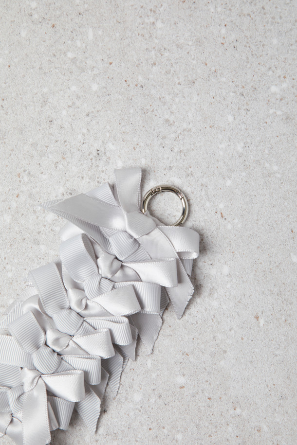 Fev(페브) Ribbon brooch_large(silver)는 겹쳐진 리본 디테일이 돋보이는 브로치입니다. 실버 컬러의 라지 사이즈로, 데이트룩, 모임룩, 파티룩 등 다양한 TPO에 활용하기 좋습니다. 클래식, 미니멀, 걸리시 스타일을 즐겨 입는 분들께 추천하며, FEV의 시그니처 액세서리입니다. 후면에는 장식용 고리가 다수 디자인되어 키링, 가방, 슈즈, 의류 등 폭넓게 활용 가능합니다.
