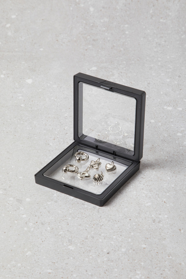 Fev_Charm set(실버)는 신발을 개성 있게 꾸며주는 슈즈 참 세트입니다. 메탈 소재로 제작되어 시크하고 미니멀한 스타일을 연출하며, 은은한 실버 컬러가 어떤 룩에도 포인트를 더합니다. 하트, 불꽃, 물방울 디자인의 참으로 구성되어 있어, DIY를 통해 나만의 스타일을 완성할 수 있습니다. O링과 결합하거나, 슈레이스에 단독으로 사용하여 데이트룩, 쇼핑룩, 동네 마실룩 등 다양한 TPO에 활용하기 좋습니다.
