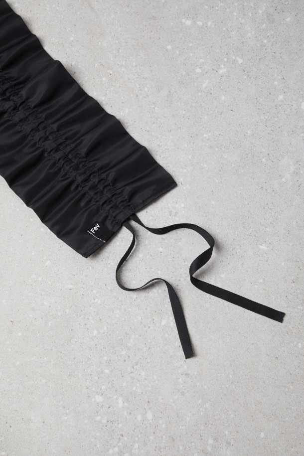 Fev 러플 벨트(블랙)는 데이트룩에 어울리는 미니멀, 시크, 걸리시 스타일의 벨트입니다. 블랙 컬러로, 러플 디테일이 돋보이며, 사이즈 조절이 가능합니다. 러플 길이를 조절할 수 있고, 2가지 연출이 가능하며, 양쪽 끝 러플 끈으로 셔링을 연출할 수 있습니다. 또한 중앙 고리를 사용하여 가장자리를 늘어뜨리는 스타일도 연출할 수 있습니다.
