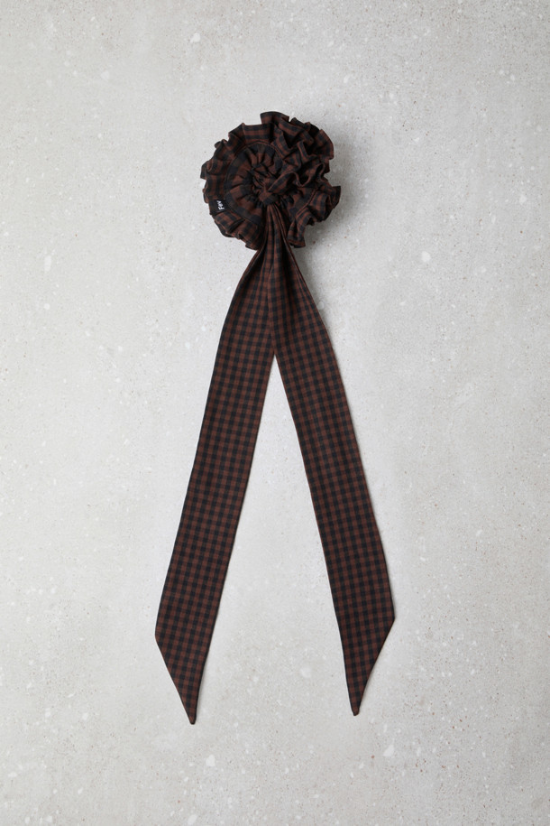 Fev 러플 헤어 스크런치(브라운)는 여성스러운 스타일을 연출하기 좋은 헤어 액세서리입니다. 풍성한 러플 디테일과 긴 리본 장식이 페미닌한 무드를 더하며, 체크 패턴이 은은한 포인트를 줍니다. 데이트룩, 카페룩, 모임룩 등 다양한 TPO에 활용할 수 있으며, 로맨틱, 클래식, 걸리시 스타일을 즐기는 분들께 추천합니다. 신축성 있는 소재로 편안한 착용감을 선사하며, 볼륨감 있는 실루엣으로 헤어 스타일에 포인트를 더해줍니다. 리본을 활용하여 다양한 연출이 가능해, 개성 있는 스타일링을 완성할 수 있습니다.
