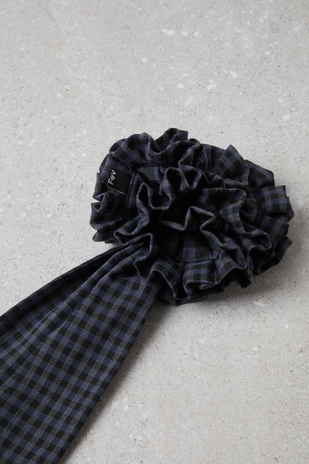 페브 러플 헤어 스크런치(네이비)는 여성스러운 스타일을 완성해 줄 헤어 액세서리입니다. 풍성한 러플 디테일과 긴 리본 장식이 돋보이며, 볼륨감 있는 실루엣으로 사랑스러운 무드를 연출합니다. 네이비 컬러의 체크 패턴은 로맨틱하면서도 클래식한 분위기를 더합니다. 데이트룩, 카페룩, 모임룩 등 다양한 TPO에 활용 가능하며, 편안한 착용감을 선사합니다. 리본으로 다양한 스타일을 연출하여 페미닌한 매력을 뽐내보세요.
