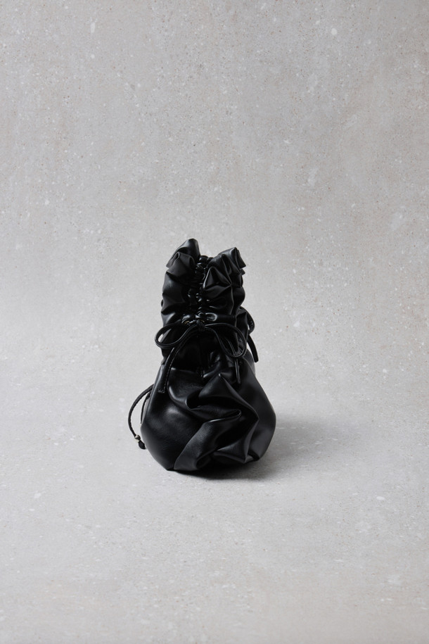 Fev 러플 백 _small(블랙)은 여성스러운 스타일을 강조하는 숄더백입니다. 부드러운 합성가죽 소재에 블랙 컬러로 제작되었으며, 러플 디테일이 돋보입니다. 드로스트링 잠금 방식으로 내용물을 안전하게 보호하며, 숄더백과 토트백으로 활용 가능합니다. 넉넉한 수납공간과 러플 길이 조절 기능, D링 장식으로 실용성을 더했습니다. 데이트룩, 쇼핑룩, 모임룩 등 다양한 TPO에 클래식, 미니멀, 걸리시 스타일을 연출하기 좋습니다.
