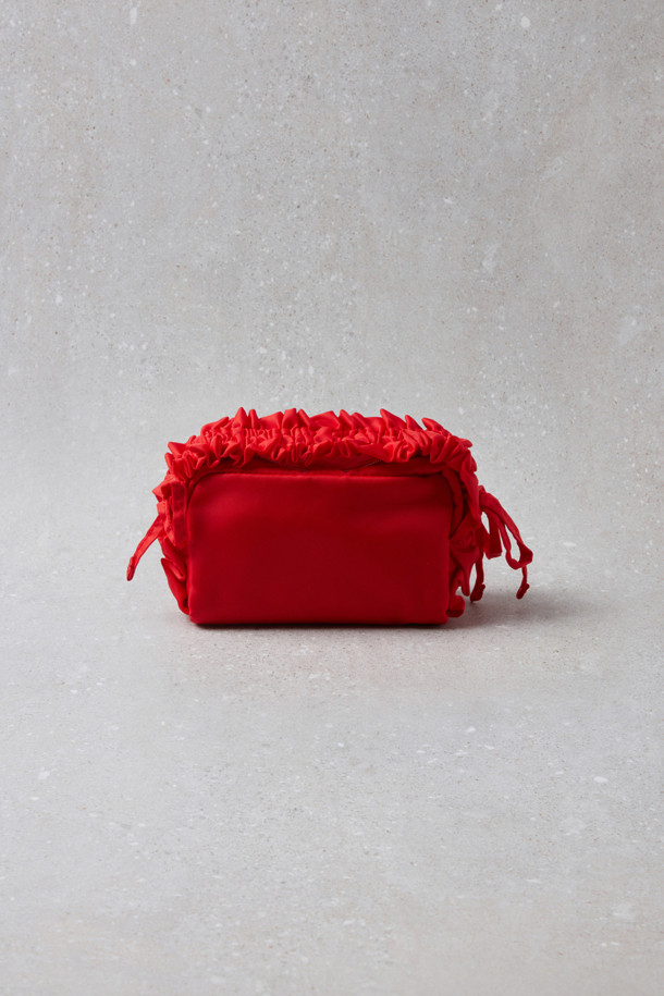 Fev(페브) 러플 미니 백(레드)은 당신의 스타일을 완성해 줄 사랑스러운 미니 백입니다. 미니멀한 디자인에 러플과 리본 디테일이 더해져 걸리시하고 클래식한 무드를 연출합니다. 가벼운 소지품을 휴대하기 좋으며, 러플 길이 조절 및 드로스트링 사이드 디테일로 실용성을 높였습니다. 중앙의 Fev(페브) 장식이 돋보이는 이 미니 백은 데이트룩, 쇼핑룩에 포인트 아이템으로 활용하기 좋습니다. 조임끈 방식으로 간편하게 열고 닫을 수 있으며, 미니백, 파우치, 클러치로 다양하게 활용 가능합니다.
