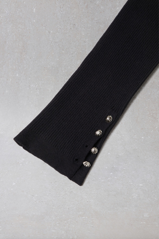 Fev_Button 레그워머(black)는 가을과 겨울, 시크한 무드를 연출하는 블랙 컬러의 니트 레그워머입니다. 부드러운 촉감과 두꺼운 두께로 보온성을 높였으며, Fev 심볼 버튼과 사이드 버튼 디테일이 디자인의 포인트를 더합니다. 데일리룩, 산책룩, 집콕룩 등 다양한 TPO에 활용 가능하며, 삭스와 레이어링하여 더욱 스타일리시하게 연출할 수 있습니다. 미니멀, 클래식 스타일을 선호하는 분들께 추천합니다.
