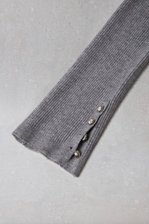 Fev(페브) 버튼 레그 워머(grey)는 가을, 겨울 시즌에 어울리는 여성용 레그 워머입니다. 부드러운 니트 소재로 제작되어 따뜻하고 포근한 착용감을 선사하며, 베이직한 디자인에 Fev 심볼 버튼과 사이드 버튼 디테일이 더해져 포인트를 더했습니다. 무지 디자인에 그레이 컬러로 어떤 룩에도 쉽게 매치할 수 있으며, 삭스와 레이어링하여 다양한 스타일을 연출할 수 있습니다. 미니멀, 클래식, 캐주얼 스타일을 즐기는 분들께 겨울 데일리룩, 산책룩, 집콕룩에 활용하기 좋은 아이템입니다.
