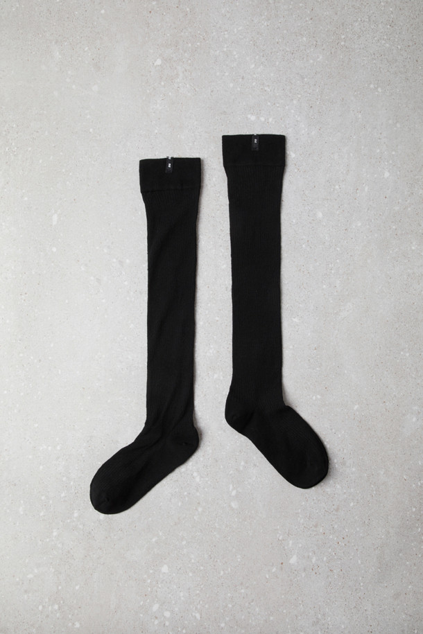 Fev 쉬어 니삭스(블랙)는 여성스러운 스타일을 연출하고 싶은 분들을 위한 아이템입니다. 얇은 시스루 소재로 제작되어 부드러운 촉감을 선사하며, 다리를 길고 슬림하게 보이도록 돕습니다. 가을에는 단독으로, 겨울에는 언더삭스로 레이어링하여 다양한 스타일을 연출할 수 있습니다. 데이트룩이나 겨울 데일리룩에 매치하여 미니멀, 로맨틱, 클래식한 무드를 더해보세요.
