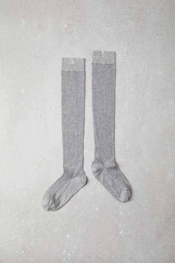 Fev 시어 무릎 양말(그레이)는 부드러운 소재로 제작되어, 다리를 길고 슬림하게 연출해 주는 여성스러운 실루엣의 니삭스입니다. 가을, 겨울철 데일리룩에 미니멀하면서도 걸리시한 스타일을 더해줍니다. 시스루 소재와 무지 패턴으로 다양한 코디에 활용하기 좋으며, 레이어링하여 포인트를 줄 수 있습니다. 특히, 그레이 컬러는 어떤 옷에도 잘 어울려 활용도가 높습니다. 단품으로 구성되어 있습니다.
