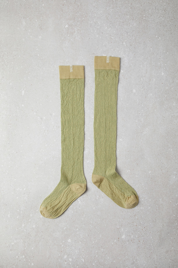 Fev 쉬어 무릎 양말(올리브)는 부드러운 소재의 시스루 니삭스로, 여성스러운 실루엣을 연출해 줍니다. 가을, 겨울철 데일리룩에 레이어링하여 다리를 길고 슬림하게 보이도록 연출할 수 있습니다. 미니멀, 클래식, 로맨틱 스타일 모두에 잘 어울립니다. 올리브 컬러는 어떤 룩에도 세련됨을 더합니다.
