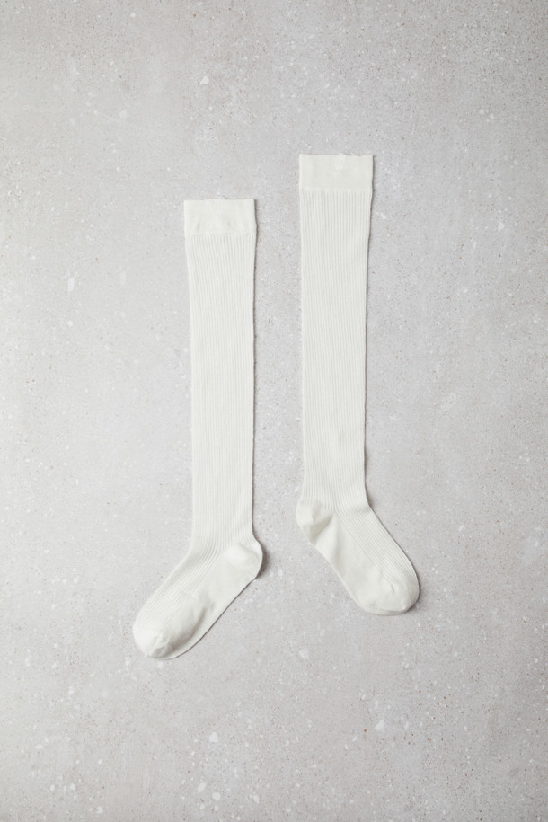 Fev_시어 무릎 양말(화이트)는 부드러운 소재감과 시스루 디자인으로 여성스러운 실루엣을 연출합니다. 다리를 길고 슬림하게 보이게 해주는 효과가 있어 데일리룩, 데이트룩, 집콕룩 등 다양한 TPO에 활용하기 좋습니다. 미니멀, 걸리시, 클래식 스타일 모두 소화 가능하며, 언더삭스로 레이어링하여 더욱 풍성한 스타일을 완성할 수 있습니다. 가을, 겨울 시즌에 따뜻함과 스타일을 동시에 잡을 수 있는 필수 아이템입니다. 무지 패턴의 화이트 컬러로 어떤 옷에도 쉽게 매치할 수 있습니다.
