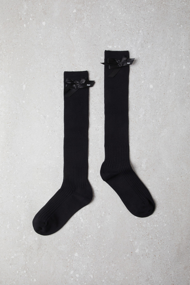 Fev 리본 무릎 양말(블랙)은 Fev 시그니처 디자인으로, 무릎 아래까지 오는 니삭스입니다. 부드러운 니트 소재로 제작되어 봄, 가을, 겨울 계절에 착용하기 좋으며, 신축성이 있어 편안한 착용감을 제공합니다. 양말 옆면에는 리본 디테일이 포인트로 들어가 있어, 베이직하면서도 걸리시한 스타일을 연출합니다. 데이트룩, 겨울 데일리룩, 모임룩 등 다양한 TPO에 클래식, 미니멀, 걸리시한 스타일로 매치하기 좋습니다.
