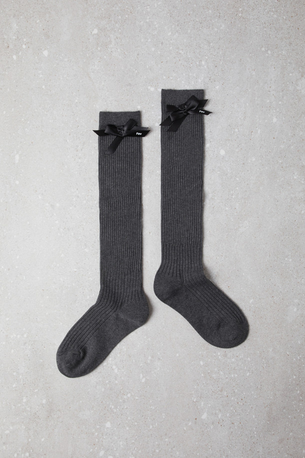 Fev 리본 무릎 양말(grey)는 부드러운 니트 소재로 제작되어 봄, 가을, 겨울, 세 계절에 걸쳐 착용하기 좋은 여성용 양말입니다. 톤 다운된 그레이 컬러에 무지 디자인으로 어떤 스타일에도 자연스럽게 매치할 수 있습니다. 무릎 아래 기장으로 다리가 길어 보이는 효과를 주며, 사이드 리본 디테일이 페미닌한 포인트를 더합니다. 신축성이 뛰어나 편안한 착용감을 선사하며, 데이트룩이나 겨울 데일리룩에 걸리시하고 클래식한 무드를 더해줍니다. Fev 시그니처 디자인으로 제작되어 소장 가치를 높였습니다.
