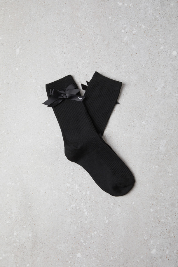 Fev 리본 미드 삭스(블랙)는 여성스러운 스타일을 완성해 줄 얇은 두께의 블랙 컬러 양말입니다. 부드러운 니트 소재로 제작되어 편안한 착용감을 선사하며, 발목 길이에 사이드 리본 디테일이 더해져 걸리시한 포인트를 더했습니다. 미니멀, 클래식 스타일의 데이트룩, 동네 마실룩, 카페룩에 매치하여 세련된 룩을 연출해보세요. 사계절 내내 활용하기 좋은 아이템으로, 유연한 니트 조직이 발을 부드럽게 감싸줍니다.
