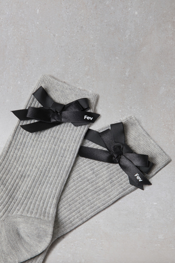 Fev 리본 mid 삭스(그레이)는 발목 위로 살짝 올라오는 중목 기장의 양말입니다. 부드러운 니트 소재로 제작되어 유연한 촉감을 선사하며, 편안하게 착용할 수 있습니다. 사이드 리본 디테일이 더해져 걸리시하고 미니멀한 스타일을 연출하기 좋습니다. 데이트룩이나 쇼핑룩에 매치하여 클래식한 무드를 더해보세요. 무지 디자인에 그레이 컬러로 어떤 옷에도 쉽게 코디할 수 있습니다.
