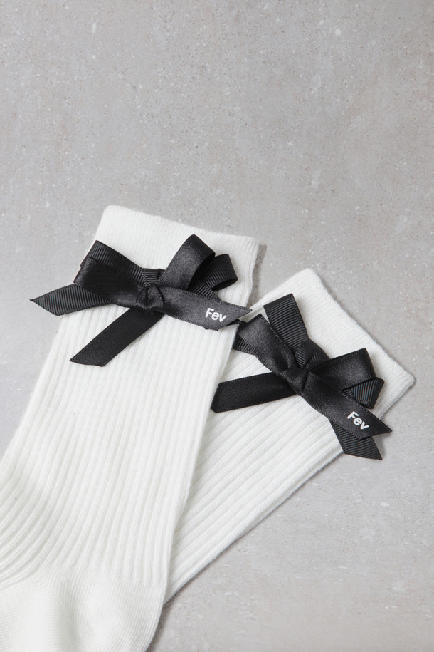 Fev 리본 미드 삭스(화이트)는 여성스러운 매력을 더해줄 앵클 길이의 중목 양말입니다. 깔끔한 화이트와 블랙 두 가지 색상으로 출시되어 어떤 옷에도 잘 어울립니다. 부드러운 면 소재로 제작되어 편안한 착용감을 선사하며, 사이드 리본 디테일이 사랑스러운 포인트를 더합니다. 유연한 니트 조직으로 제작되어 활동성 또한 보장하며, 데이트룩, 카페룩 등 여성스러운 스타일을 연출하고 싶을 때 완벽한 아이템입니다. 걸리시, 미니멀, 캐주얼 등 다양한 스타일에 매치하여 자신만의 개성을 표현해 보세요.
