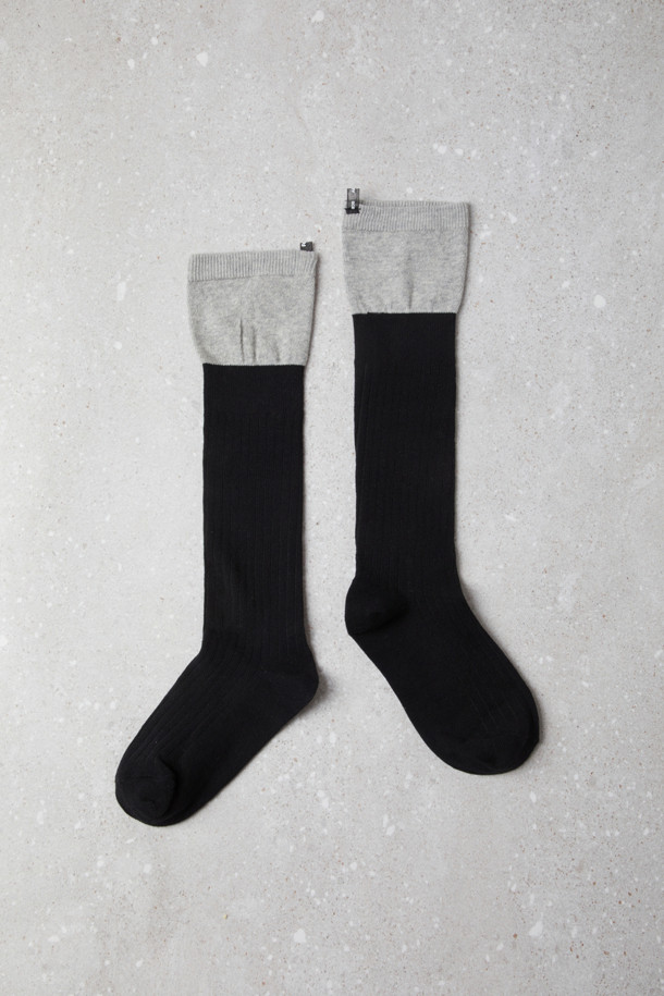 Fev 레이어드 미드 삭스(블랙)는 일상에서 편안하게 착용하기 좋은 캐주얼 양말입니다. 면, 나일론, 스판덱스 혼방 소재로 제작되어 부드러운 촉감과 신축성을 제공하며, 사계절 내내 활용 가능합니다. 양말 상단 레이어링 디자인이 특징이며, 발등부터 종아리까지 여유 있는 핏으로 자연스러운 실루엣을 연출합니다. 가벼운 착용감으로 동네 마실룩과 미니멀한 스타일에 매치하기 좋습니다. 블랙 색상으로 어떤 옷에도 쉽게 코디할 수 있습니다.
