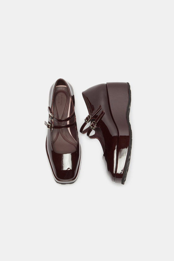 메리 제인 플랫폼 플랫(브라운)은 소가죽과 에나멜 소재로 제작되어 광택감 있는 시크한 분위기를 연출합니다. 스퀘어 앞코와 버클 여밈, 메리제인 탑라인 디자인이 특징이며, 플랫 굽으로 편안한 착화감을 제공합니다. 봄, 여름, 가을 계절에 무지 디자인으로 심플하게 즐길 수 있으며, 일상, 오피스룩, 출근룩, 모임룩 등 다양한 TPO에 활용하기 좋습니다. 시크하고 미니멀한 스타일을 선호하는 여성분들께 추천하는 아이템입니다.
