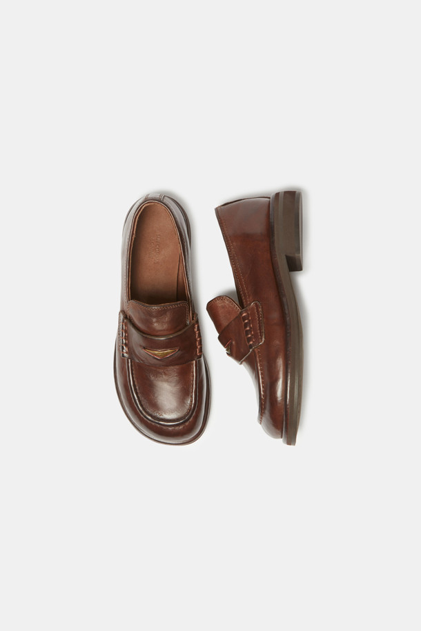 빈티지 스티치 로퍼(브라운)는 클래식과 캐주얼 무드를 넘나드는 여성 로퍼입니다. 부드러운 소가죽 소재에 빈티지 워싱 가공을 더해 자연스러운 광택과 멋스러운 분위기를 자아냅니다. 스퀘어 앞코 디자인과 로우힐 굽으로 편안한 착용감을 제공하며, 슬립온 스타일로 간편하게 신고 벗을 수 있습니다. 출근룩, 오피스룩, 모임룩 등 다양한 TPO에 활용 가능하며, 미니멀, 캐주얼, 클래식 스타일을 즐겨 입는 분들께 추천합니다. 색상은 세련된 브라운 컬러입니다.
