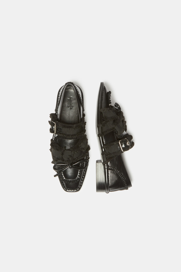 "커튼 콜 리본 플랫(블랙)"은 소가죽과 스웨이드 소재로 제작되어 부드러운 텍스처를 자랑하는 여성 플랫슈즈입니다. 스퀘어 토 디자인에 블랙 컬러, 버클과 리본, 밴드, 스트랩 장식이 더해져 여성스러움과 중성적인 매력을 동시에 선사합니다. 데일리룩부터 오피스룩, 데이트룩, 모임룩까지, 다양한 TPO에 매치하기 좋아 활용도가 높습니다. 클래식, 미니멀, 걸리시 스타일을 즐겨 입는 분들께 추천하며, 봄, 가을 시즌에 신기 좋습니다. 플랫 굽으로 편안한 착화감을 제공합니다.
