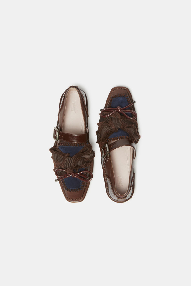 '커튼 콜 리본 플랫(브라운)'은 여성스러운 무드와 중성적인 매력을 동시에 선사하는 플랫슈즈입니다. 부드러운 소가죽과 스웨이드 소재를 사용하여 고급스러운 텍스처를 느낄 수 있으며, 은은한 광택이 더해져 세련된 분위기를 자아냅니다. 스퀘어 토 디자인과 버클, 리본, 밴드, 스트랩 장식이 돋보이는 디자인으로, 데일리, 캐주얼, 포멀 등 다양한 용도로 활용 가능합니다. 오피스룩이나 모임룩에 클래식하면서도 미니멀한, 걸리시한 스타일을 더해보세요.
