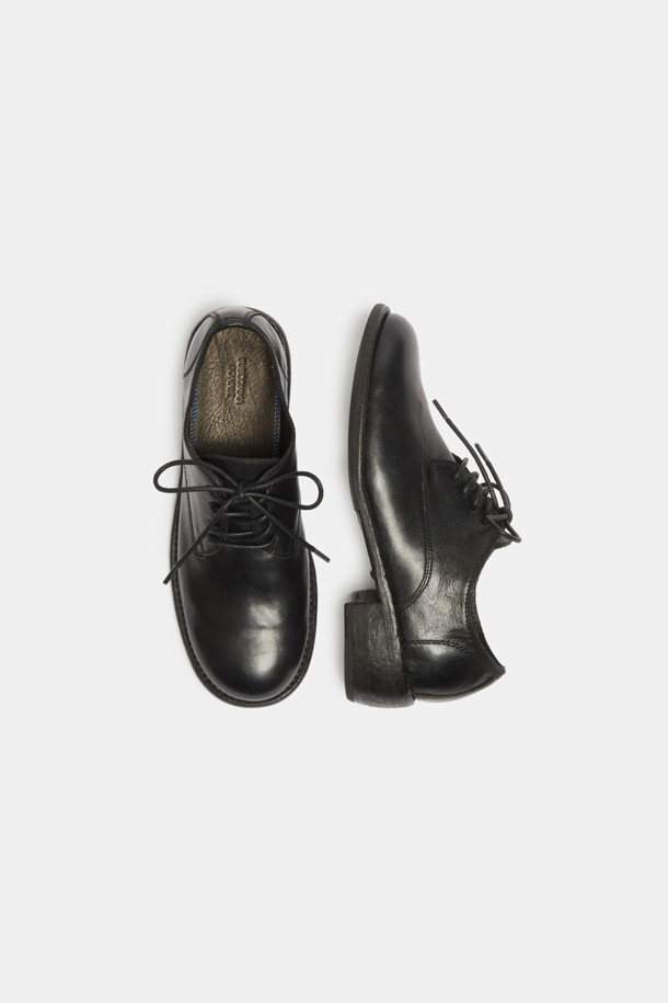 더비 로퍼(블랙)는 여성 고객을 위한 신발입니다. 소가죽 소재로 제작되어 사계절 내내 착용 가능하며, 라운드 앞코와 4.5cm 로우힐 굽으로 편안함과 세련된 실루엣을 동시에 선사합니다. 빈티지 워싱 가공과 홍창(VERO CUOIO) 아웃솔, 앞부분 고무창 디테일이 특징이며, 클래식하고 세련된 무드를 연출합니다. 레이스업 디자인으로 오피스룩, 출근룩, 모임룩 등 다양한 TPO에 맞춰 클래식, 미니멀, 시크한 스타일을 완성해보세요.
