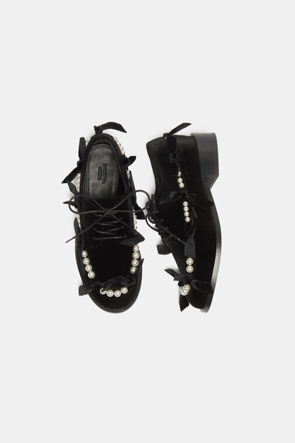 Curtain call pearl loafer(블랙)는 여성스러운 매력을 극대화해 줄 로퍼입니다. 부드러운 벨벳 소재에 라운드 토 디자인으로 편안한 착용감을 선사하며, 플랫 굽으로 활동성을 더했습니다. 블랙 컬러에 진주와 리본 장식이 더해져 페미닌, 로맨틱, 걸리시한 스타일을 완성합니다. 데이트룩, 모임룩, 소개팅룩 등 특별한 날 더욱 돋보이는 스타일을 연출해보세요. 슬립온 타입으로 신고 벗기 편안하며, 무지 패턴으로 다양한 스타일에 매치하기 좋습니다.
