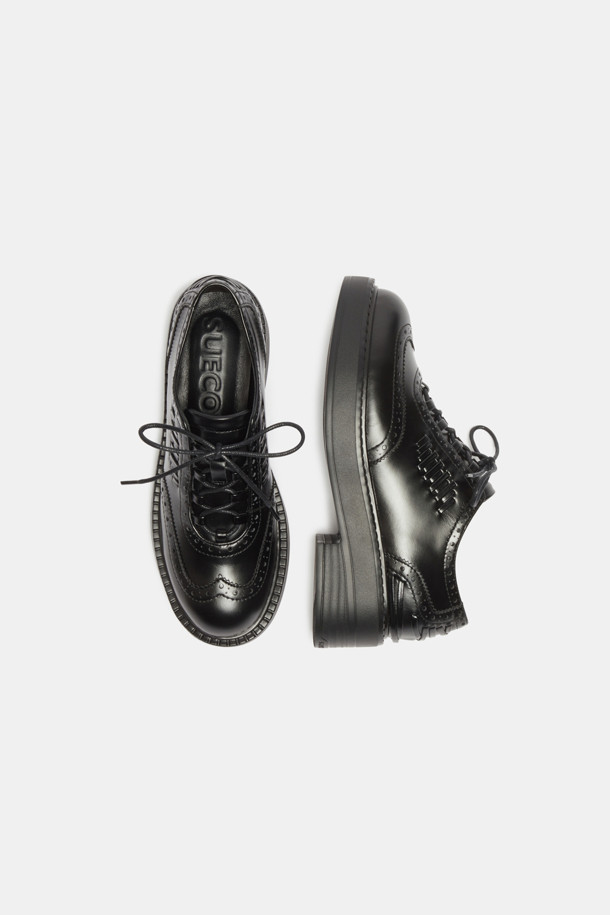 세련된 스타일과 편안함을 동시에 선사하는 브로그 로퍼(블랙)입니다. 부드러운 소가죽 소재와 펀칭 디테일이 클래식한 멋을 더하며, 광택감 있는 표면이 고급스러운 분위기를 자아냅니다. 중간 굽과 통굽 디자인으로 안정적인 착화감을 제공하며, 힐 카운터 엠보싱으로 편안함을 높였습니다. 슬립온 스타일로 간편하게 신고 벗을 수 있으며, 봄, 가을 시즌 출근룩과 모임룩에 잘 어울립니다. 캐주얼, 미니멀 스타일을 즐겨 입는 여성분들에게 추천합니다.
