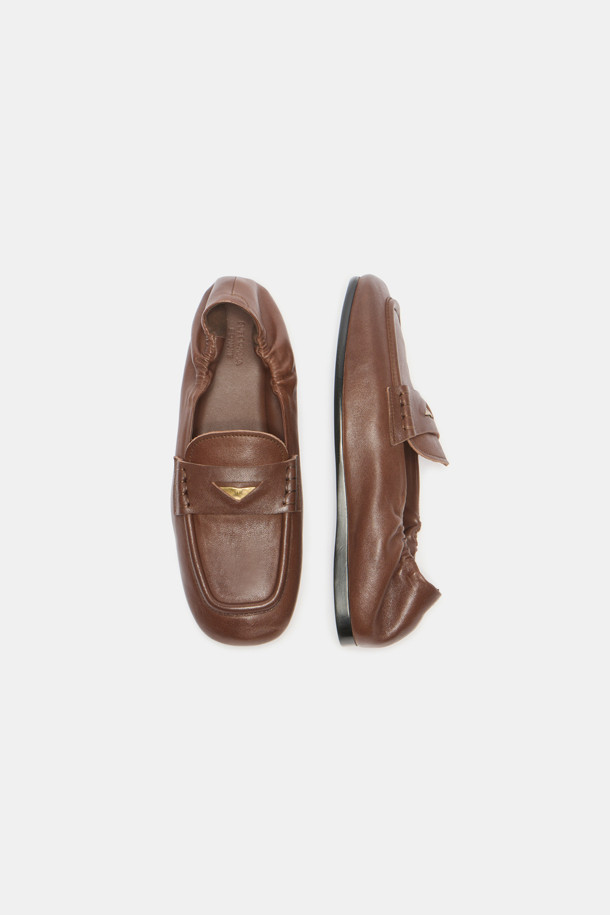 **빈티지 플랫(브라운)**

부드러운 소가죽 소재의 빈티지 무드 플랫 슈즈입니다. 라운드 앞코와 로우컷 디자인으로 여성스러운 분위기를 연출하며, 데일리룩에 편안하게 매치하기 좋습니다. 2cm 로우힐과 유연한 아웃솔로 편안한 착용감을 선사합니다. 발등 밴드의 삼각형 엔틱 장식과 자연스러운 주름 디테일이 돋보이며, 브라운 컬러와 슬립온 스타일로 쇼핑, 카페룩, 캐주얼, 클래식 등 다양한 스타일에 활용하기 좋습니다.
