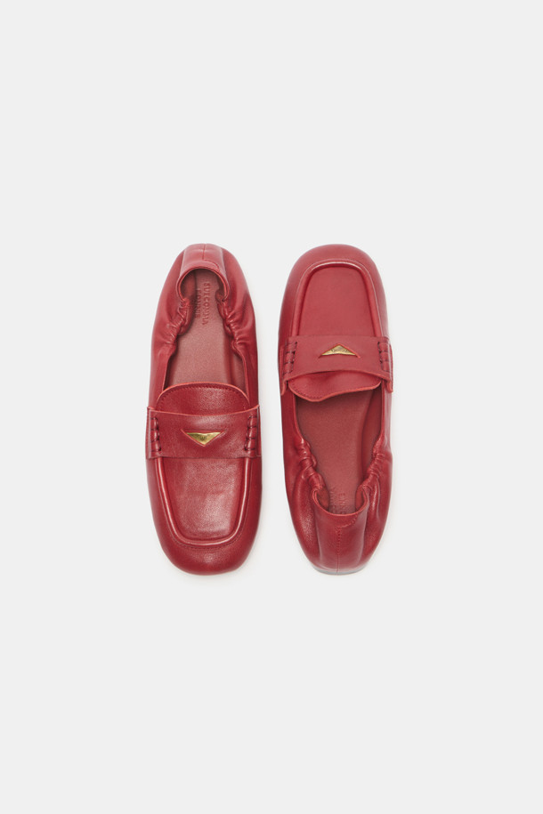 빈티지 플랫(레드)은 양가죽 소재의 여성용 플랫 슈즈입니다. 각진 앞코와 부드러운 광택, 자연스러운 주름 디테일이 빈티지 무드를 더하며, 발등 밴드의 삼각형 엔틱 장식이 포인트입니다. 2cm 로우힐 굽과 유연한 아웃솔은 편안한 착용감을 제공하며, 봄, 여름, 가을 계절에 데일리 및 쇼핑, 카페룩 스타일을 연출하기 좋습니다. 캐주얼, 클래식, 미니멀 스타일의 옷차림에 매치하여 세련된 룩을 완성해 보세요.
