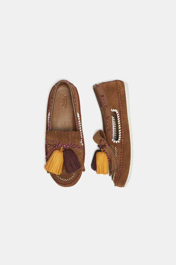 세련된 디자인의 폼폼 로퍼(브라운)를 소개합니다. 부드러운 스웨이드와 양가죽 소재로 제작되어 가을, 겨울 시즌에 따뜻하고 편안하게 착용할 수 있습니다. 모카신 앞코와 플랫 로우힐 굽으로 캐주얼하면서도 클래식한 무드를 연출하며, 양쪽 투톤 빅 태슬 장식과 화이트 스티치, 투톤 디테일이 돋보입니다. 출근룩, 모임룩, 데이트룩 등 다양한 TPO에 활용 가능하며, 미니멀, 캐주얼, 클래식 스타일을 즐겨 입는 여성분들께 추천합니다. 부드러운 착화감으로 오랫동안 편안하게 신을 수 있습니다.
