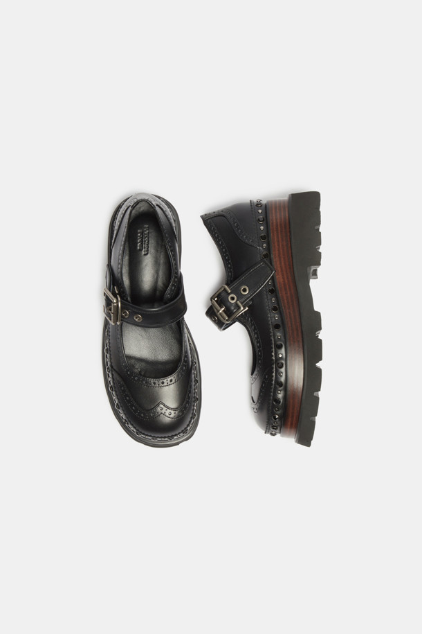Chunky mary jane loafer(black)는 여성스러운 매력과 시크한 분위기를 동시에 연출하는 메리 제인 로퍼입니다. 소가죽 소재로 제작되어 고급스러우며, 펀칭 디테일과 스터드 장식이 돋보입니다. 굽 타입은 청키힐로 안정적인 착화감을 제공하며, 블랙과 브라운 두 가지 색상으로 출시되었습니다. 출근룩, 모임룩, 데이트룩 등 다양한 TPO에 클래식, 캐주얼, 시크한 스타일을 더해 세련된 룩을 완성해 보세요.
