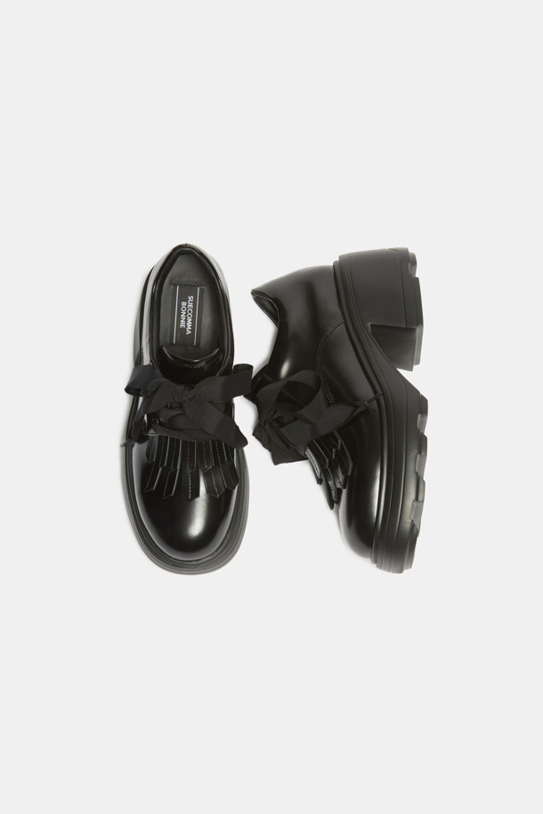 Britishoe 프린지 로퍼(black)는 모던, 캐주얼, 포멀 스타일을 아우르는 여성 로퍼입니다. 소가죽 소재의 라운드 앞코 디자인에 블랙 컬러로, 출근룩, 오피스룩, 모임룩 등 다양한 TPO에 활용하기 좋습니다. 굽 높이는 중굽, 굽 타입은 청키힐로 안정적인 착화감을 제공하며, 프린지 디테일과 골지 리본테이프 장식이 포인트입니다. 슬립온 디자인으로 편안하게 착용 가능하며, 가볍고 로우탑 디자인으로 봄, 가을에 즐겨 신기 좋습니다.
