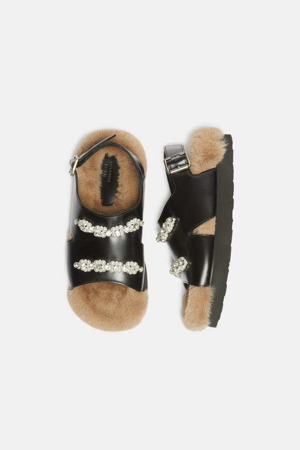 Furridge jewelry sandal(black)는 부드러운 소가죽과 고급스러운 인조 퍼 소재로 제작된 여성 샌들입니다. 블랙 컬러에 오픈형 디자인으로, 데이트룩과 모임룩에 세련된 포인트를 더합니다. 안감 전체가 퍼로 마감되어 뛰어난 보온성을 제공하며, 진주와 보석 장식이 더해져 고급스러운 분위기를 연출합니다. 클래식, 미니멀, 로맨틱 스타일을 즐기는 여성분들께 추천하며, 겨울철에도 스타일리시함을 놓치지 않도록 돕습니다.
