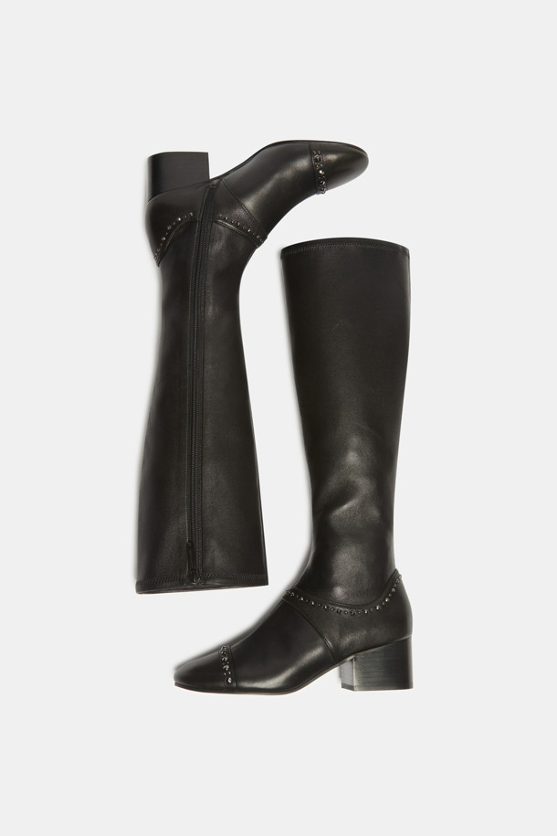 세련된 무드를 연출하는 스터드 롱 부츠(black)입니다. 부드러운 양가죽과 스판 소재의 조화로 편안한 착화감을 선사하며, 라운드 토우 디자인과 청키힐 굽으로 페미닌한 매력을 더했습니다. 가을, 겨울 시즌 데이트룩, 모임룩, 오피스룩 등 다양한 TPO에 활용하기 좋습니다. 롱 부츠 탑라인과 슬림핏 디자인이 다리를 더욱 길고 날씬하게 보이게 하며, 스터드/찡 디테일이 시크하면서도 세련된 스타일을 완성합니다. 클래식, 미니멀, 시크 스타일에 매치하여 자신만의 스타일을 연출해보세요.
